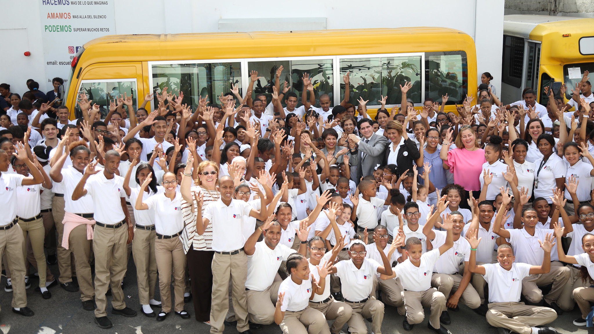 REPÚBLICA DOMINICANA: Estudiantes de la Escuela Nacional para Sordos reciben con júbilo autobús gestionado por Cándida Montilla de Medina