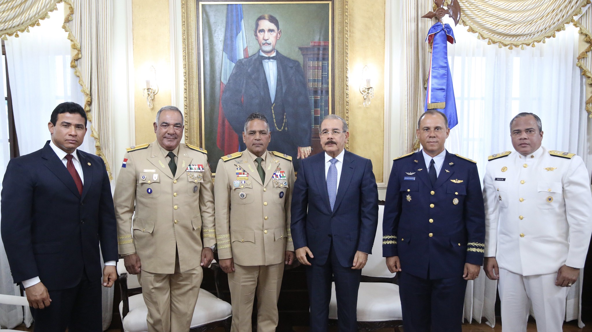 REPÚBLICA DOMINICANA: Altos mandos se reúnen con presidente Danilo Medina. Resaltan planes de viviendas dignas y seguro de salud de militares y familiares