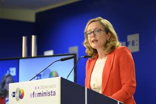 La ministra de Economía y Empresa en funciones, Nadia Calviño, durante su conferencia en el I Desayuno Efeminista
