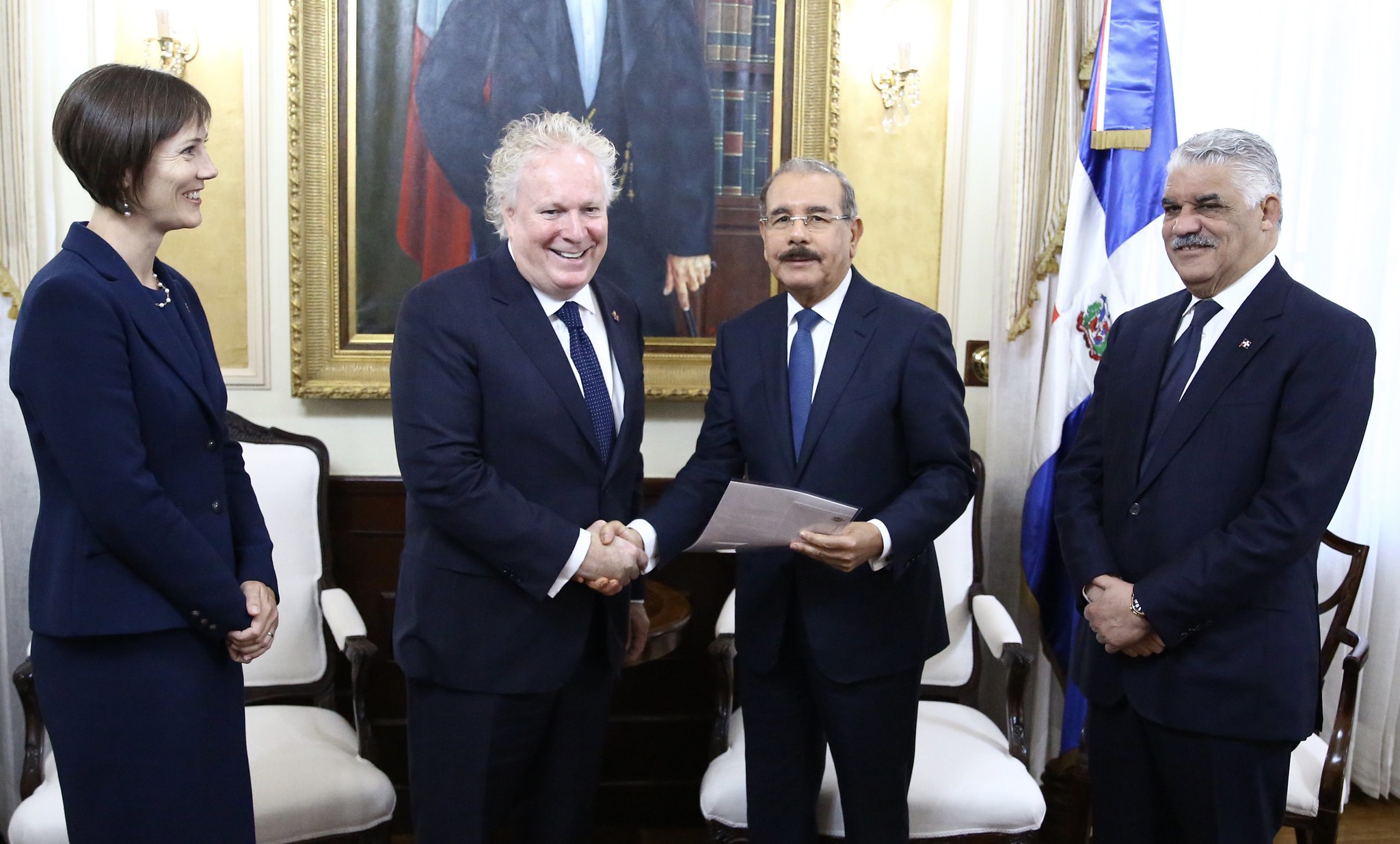 REPÚBLICA DOMINICANA: Presidente Danilo Medina recibe visita de cortesía de Jean Charest, enviado especial del primer ministro de Canadá