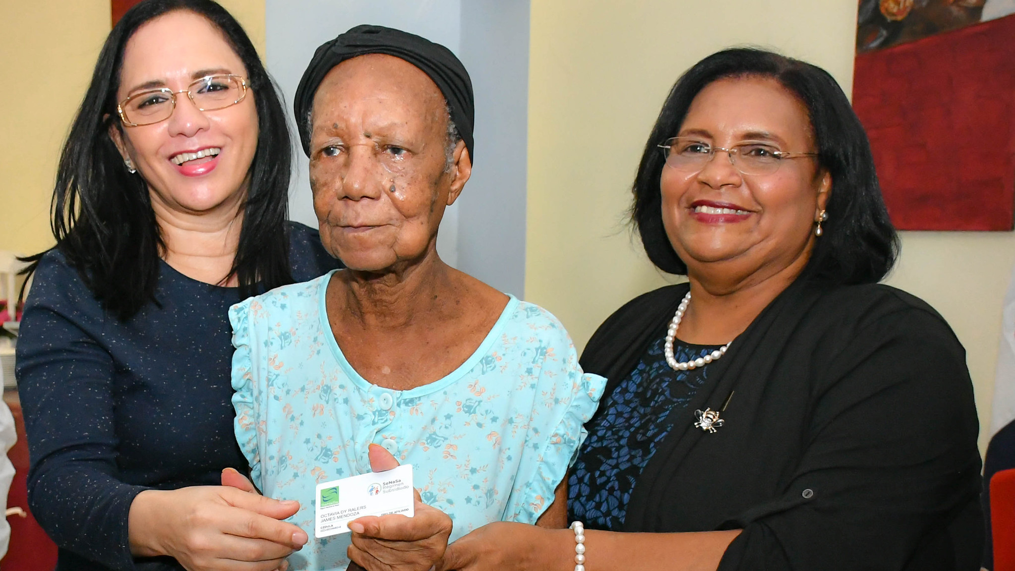 REPÚBLICA DOMINICANA: Adultos mayores reciben seguros médicos durante inicio operativos Conape y SeNaSa
