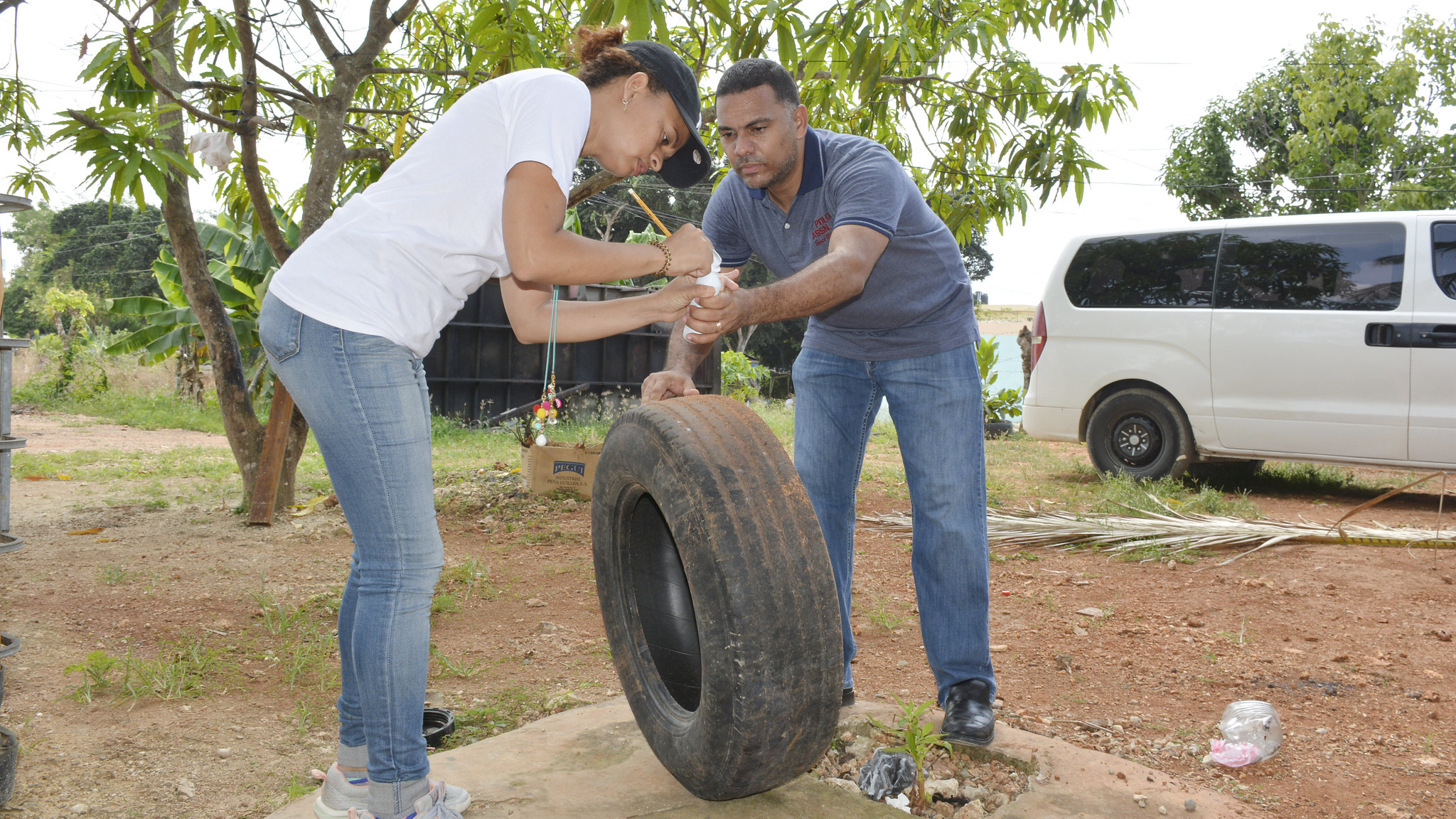REPÚBLICA DOMINICANA: Personal Ministerio de la Presidencia y 911 realizan labores de prevención del dengue en Ciudad Juan Bosch y zonas aledañas