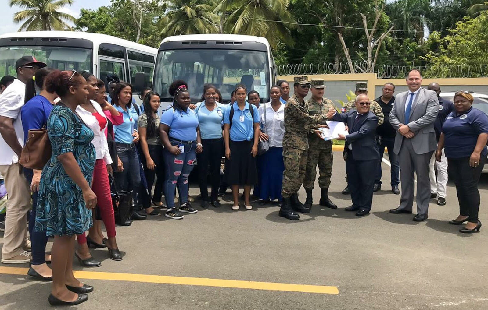 REPÚBLICA DOMINICANA: Santo Domingo Norte: Gobierno entrega dos autobuses a estudiantes de Escuela Vocacional Los Castillo