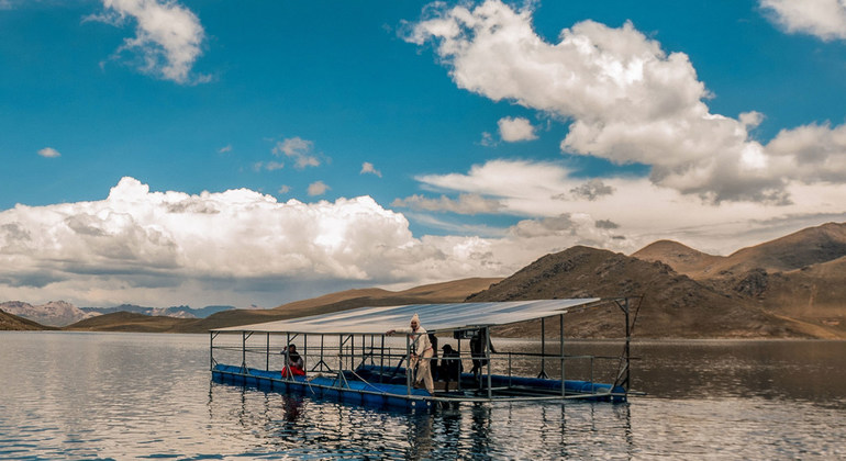 Un panel solar flotante provee energía para la agricultura en Perú
