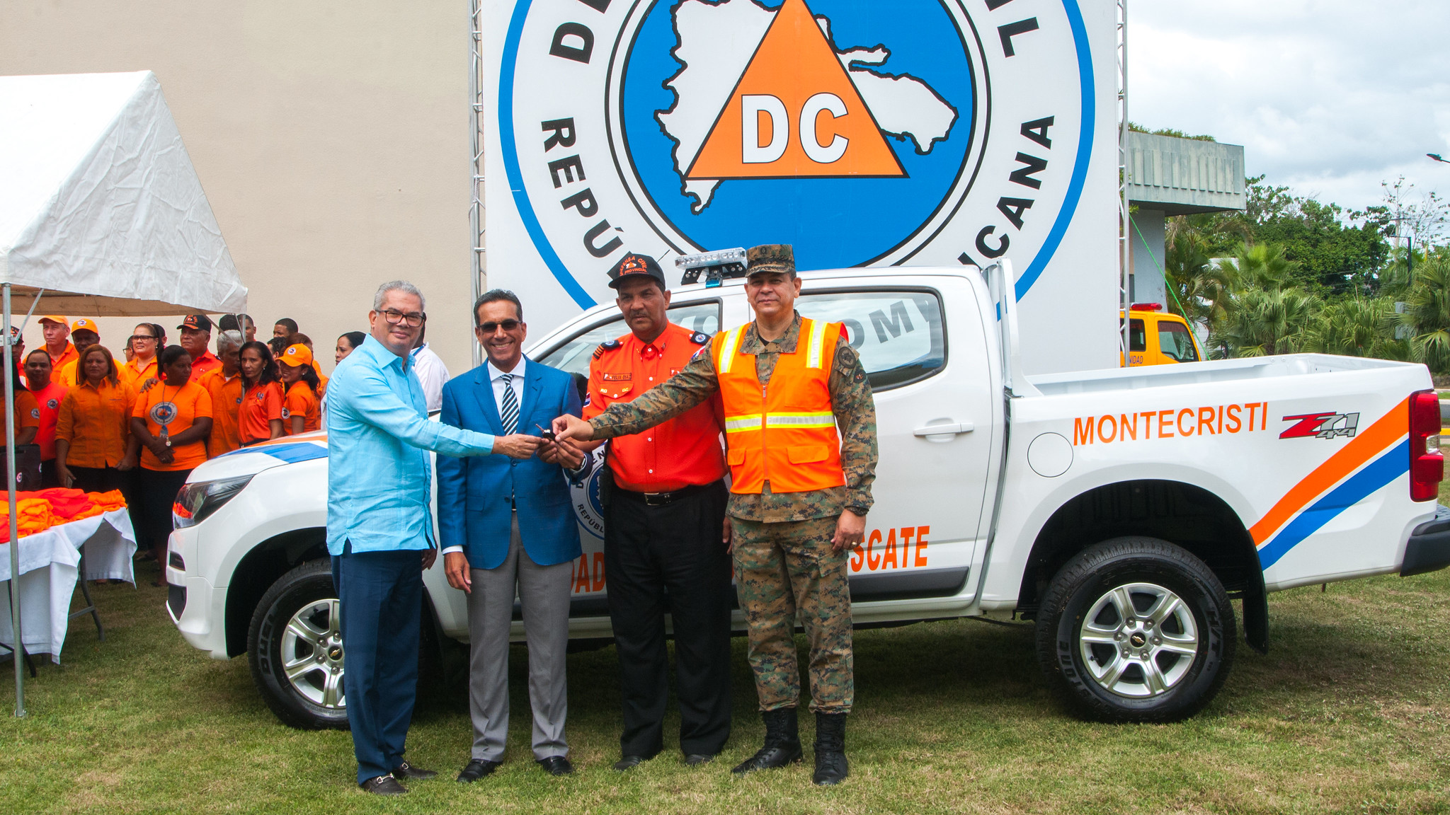 REPÚBLICA DOMINICANA: Gobierno cumple promesa Visita Sorpresa 260; dona camioneta y equipos de rescate a Defensa Civil de Montecristi