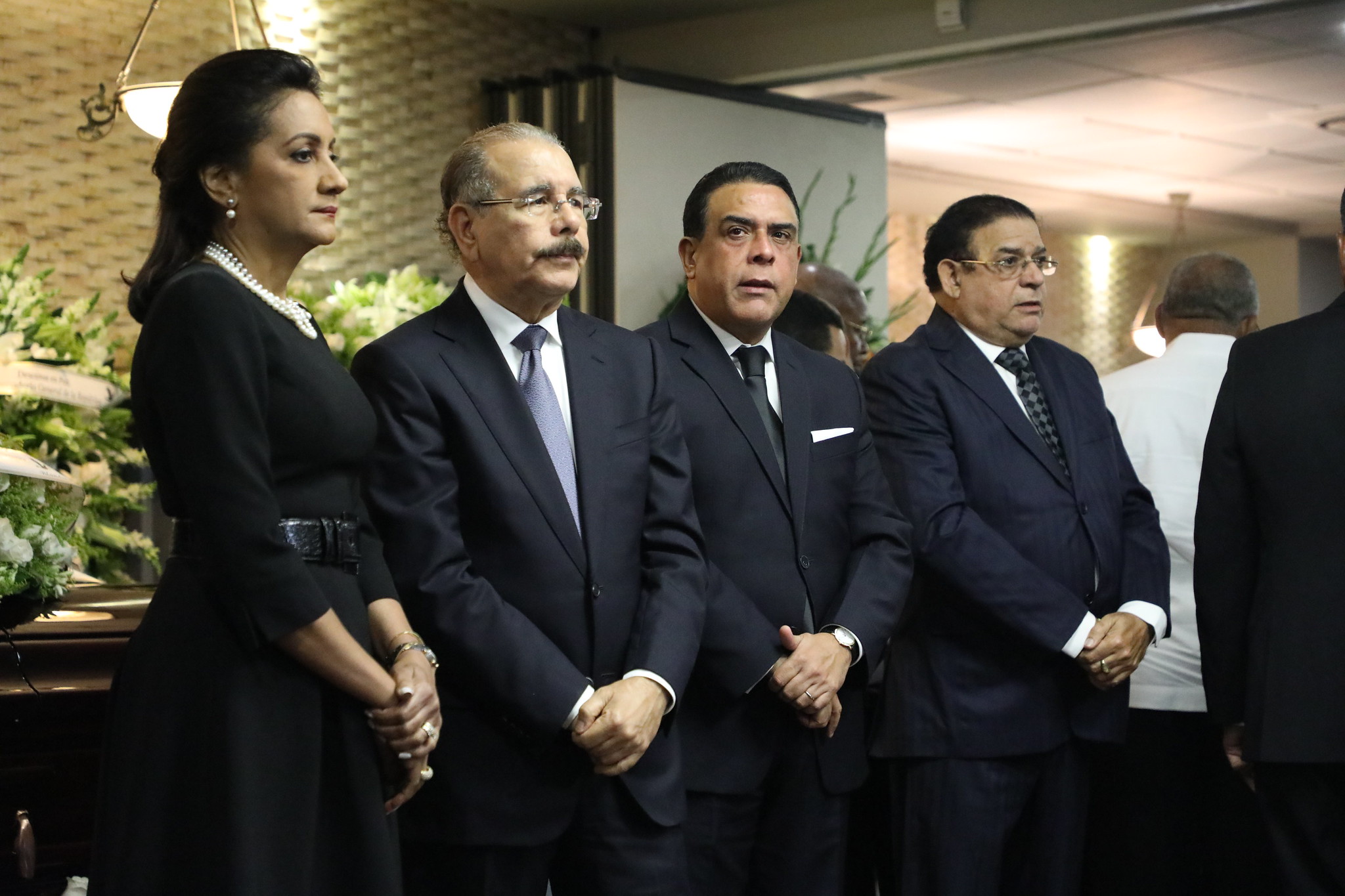 REPÚBLICA DOMINICANA: Rodeado de familiares, amigos, compañeros y compueblanos, presidente Danilo Medina vela restos de su padre, Juan Pablo Medina