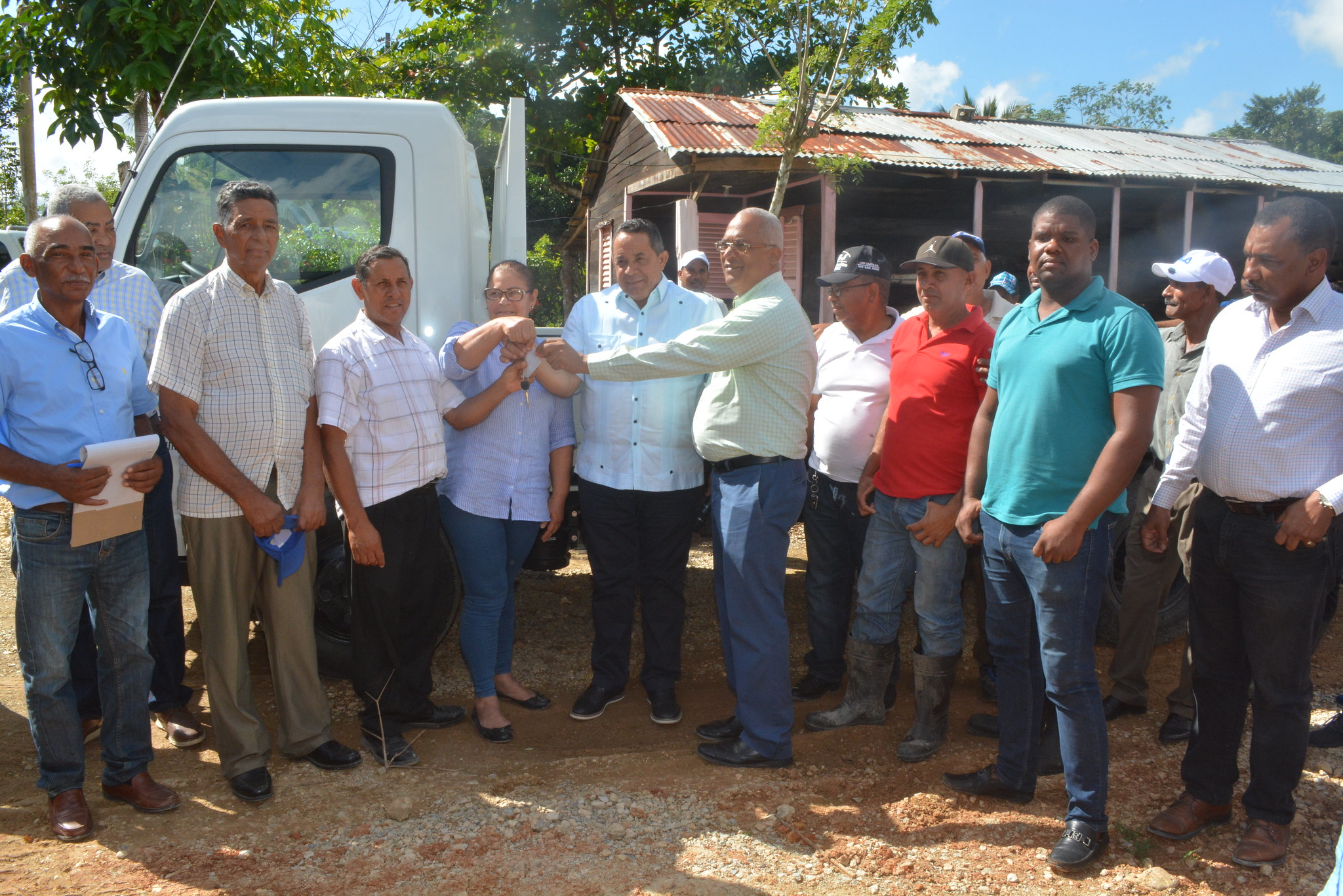 REPÚBLICA DOMINICANA: Río San Juan: productores de cacao reciben camión, resultado de Visita Sorpresa  