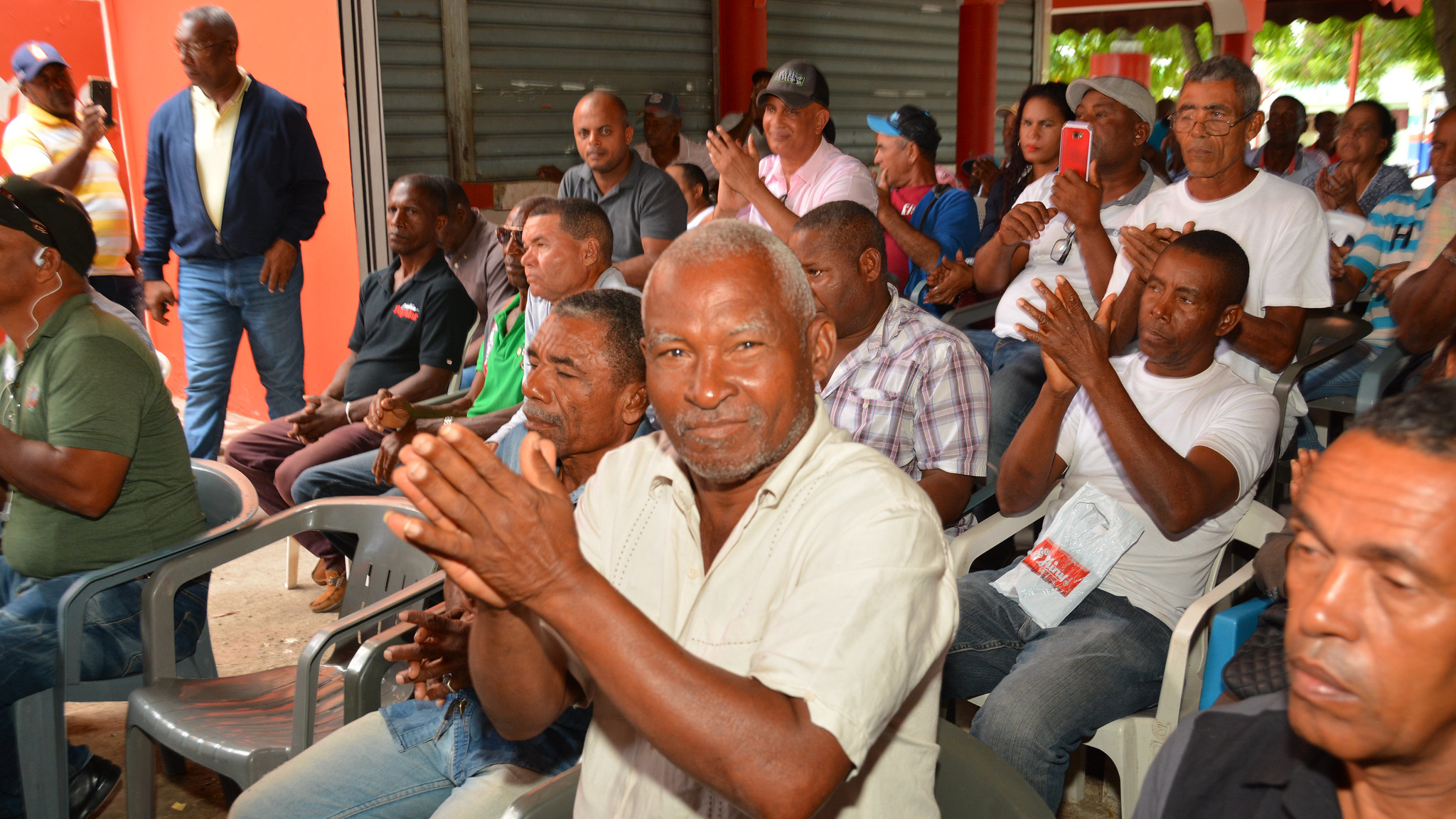 REPÚBLICA DOMINICANA: En Azua, 574 pequeños y medianos productores de banano orgánico reciben recursos para iniciar instalación seis estaciones de bombeo
