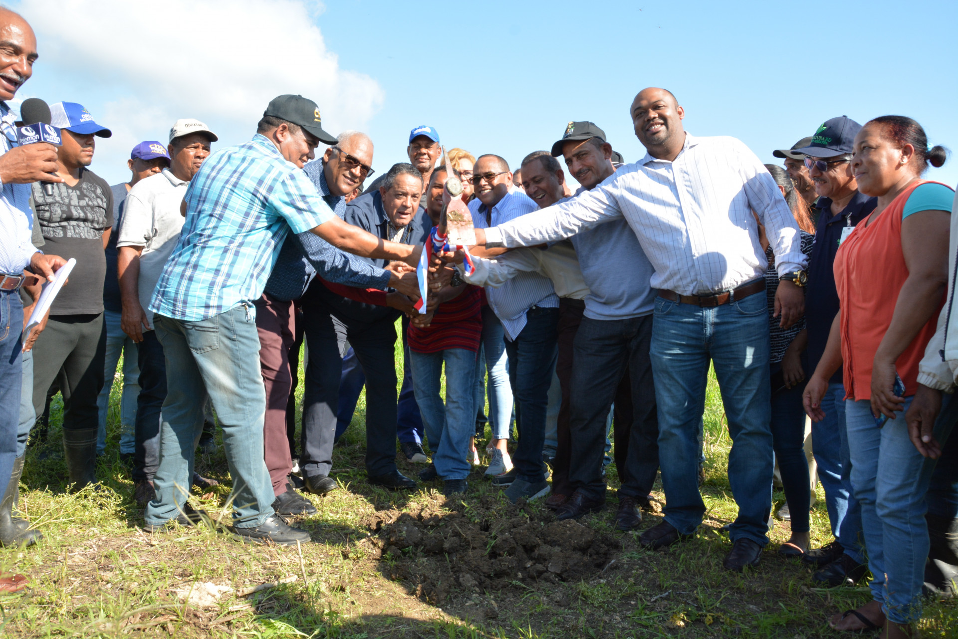 REPÚBLICA DOMINICANA: El Factor, María Trinidad Sánchez: Gobierno inicia construcción sistema de riego por electrobombas, irrigará más de 20 mil tareas de arroz