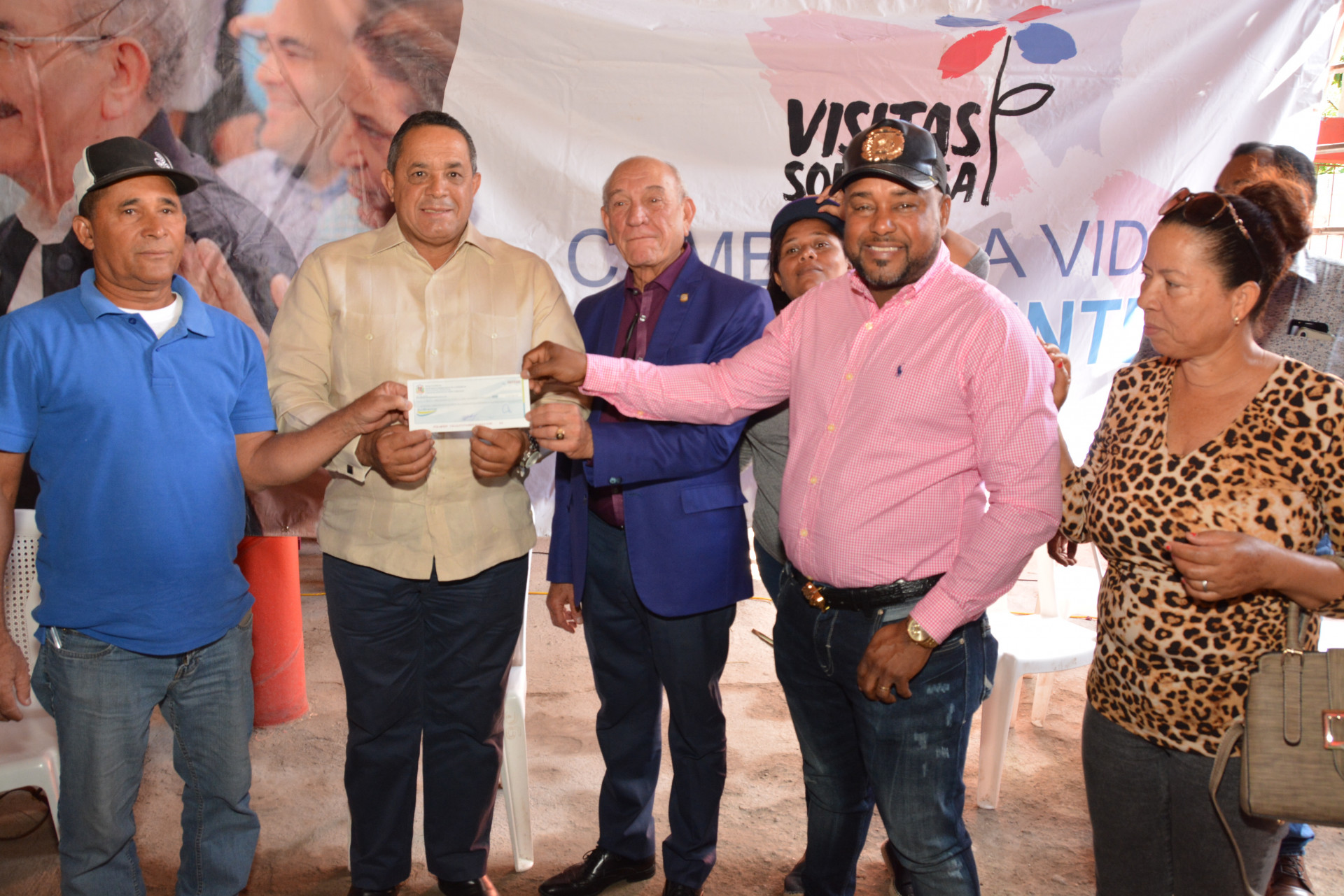 REPÚBLICA DOMINICANA: Azua: 574 productores reciben recursos prometidos en Visita Sorpresa para instalación sistemas de bombeo irrigarán más de 18 mil tareas