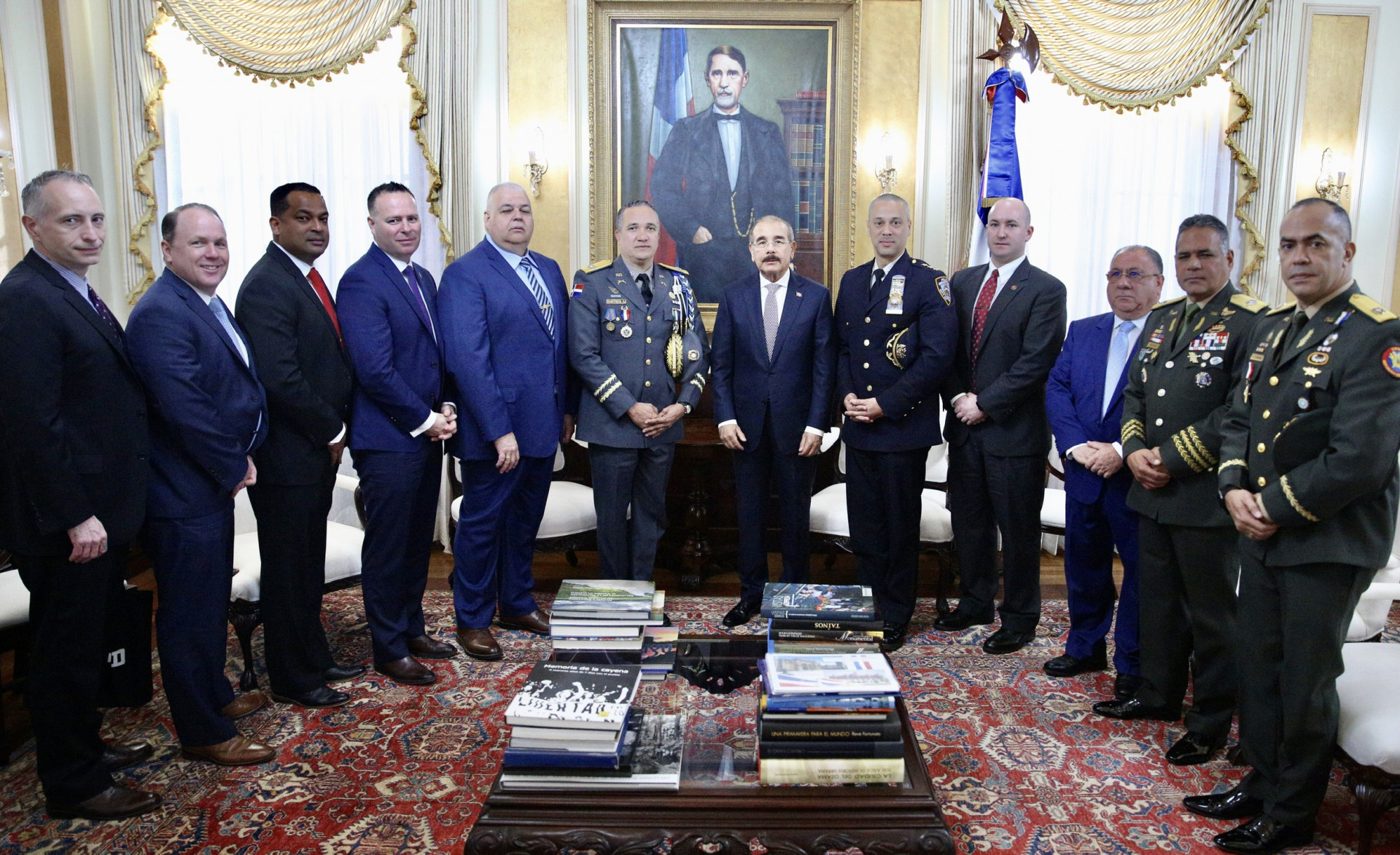 REPÚBLICA DOMINICANA: Presidente Danilo Medina recibe a oficial dominicano designado jefe de patrulleros Departamento Policía Nueva York