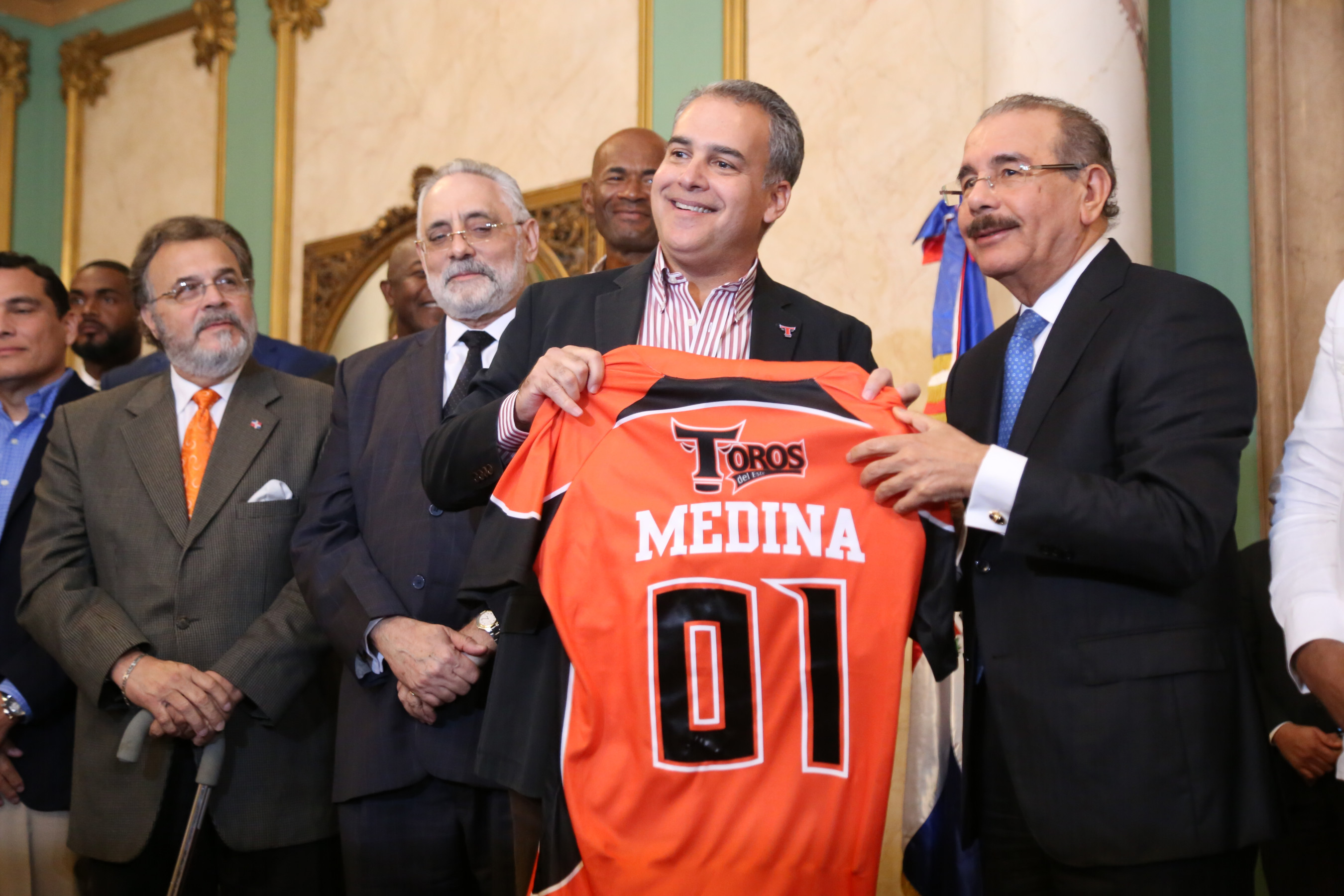 REPÚBLICA DOMINICANA: ¡Todos somos Toros, celebremos este nuevo triunfo!: Danilo Medina felicita a equipo dominicano por victoria Serie del Caribe