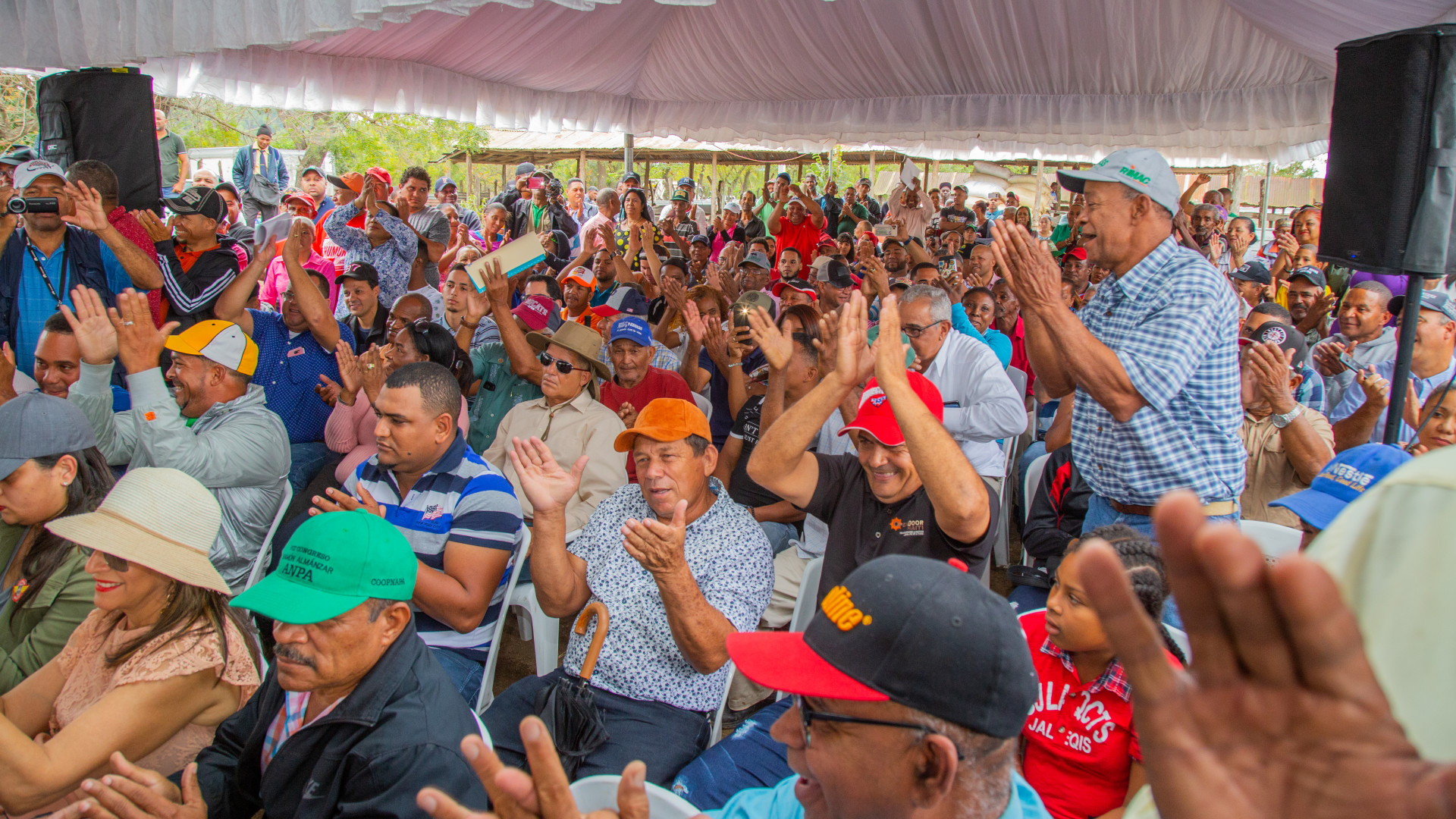 REPÚBLICA DOMINICANA: Danilo Medina dispone apoyar a ganaderos y mujeres de Dajabón con animales alta genética, salas de ordeño, lagunas, equipos y centro textil