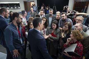 El presidente del Gobierno, Pedro Sánchez, conversa con los periodistas tras su comparecencia en La Moncloa