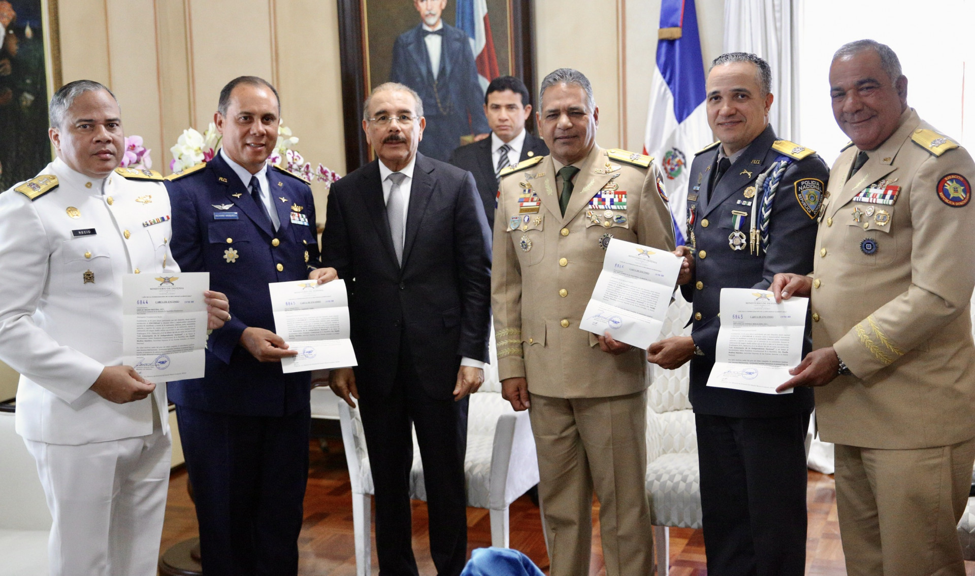 REPÚBLICA DOMINICANA: Altos mandos entregan al presidente Danilo Medina cartas de encomio en reconocimiento a las instituciones por buen desempeño desfile militar