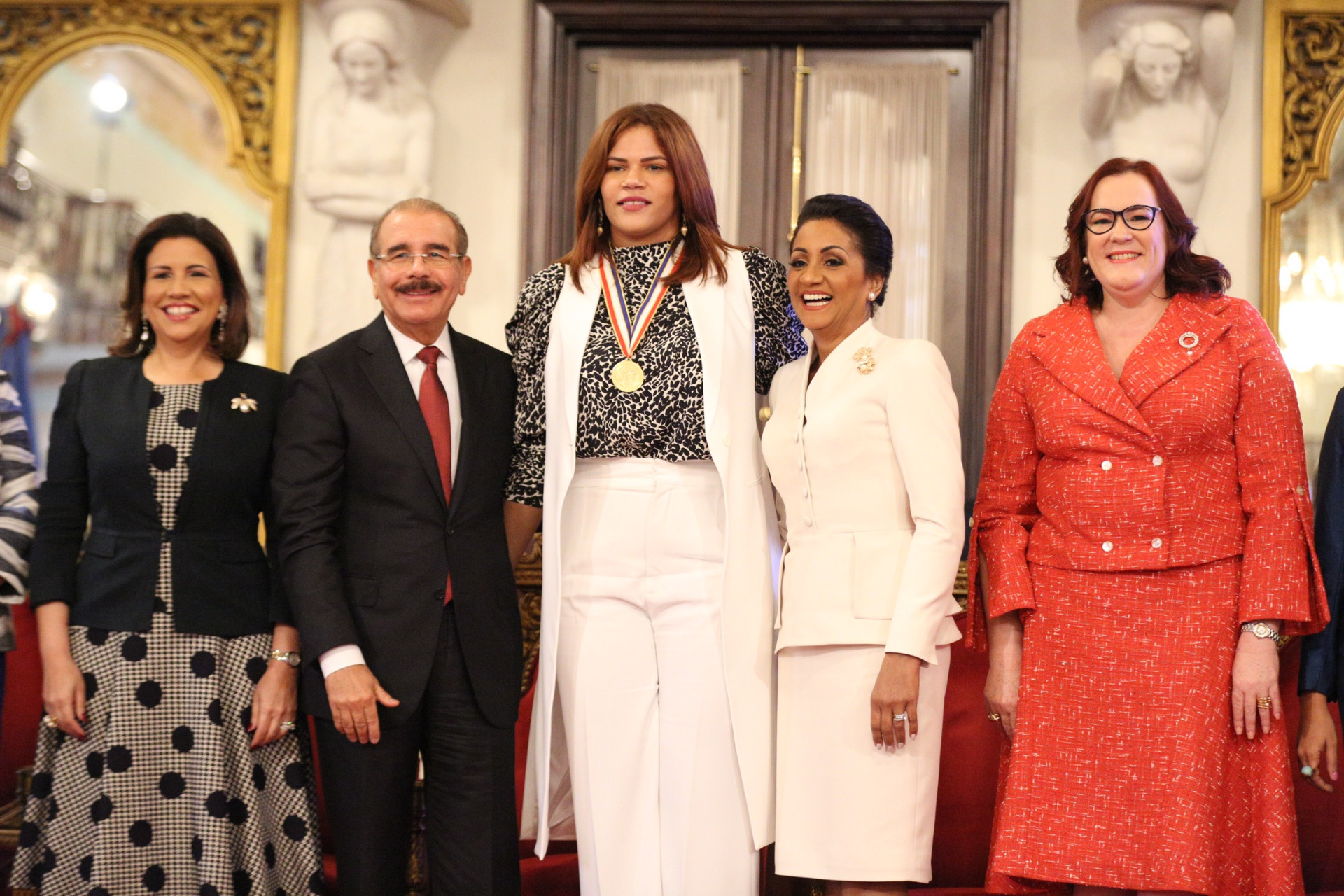 REPÚBLICA DOMINICANA: Presidente Danilo Medina otorga Medalla al Mérito a 13 mujeres dominicanas, por sus aportes al país
