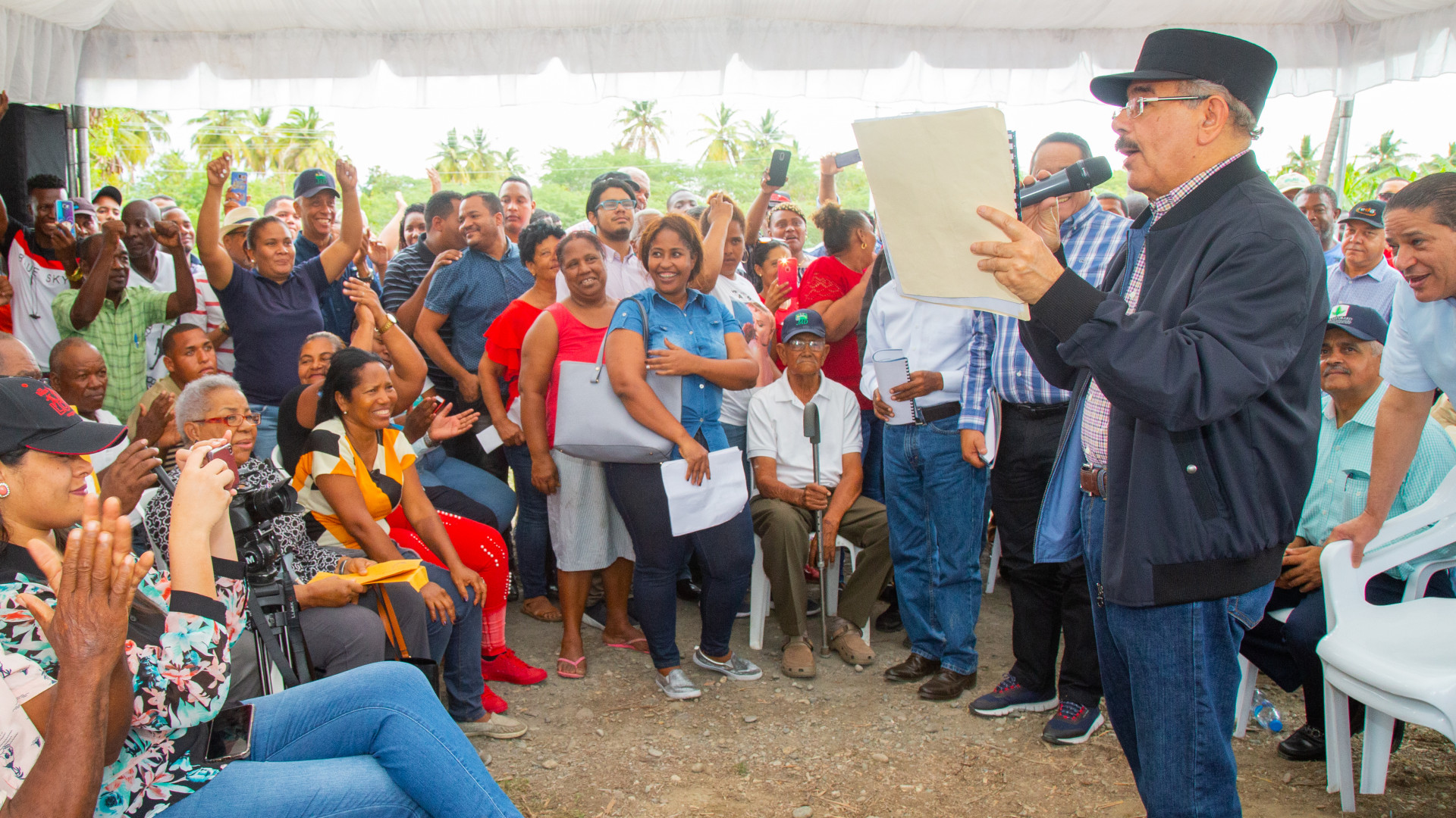 REPÚBLICA DOMINICANA: Canoa, Barahona: Danilo dispone crédito, títulación y donación centro de acopio y furgoneta en favor productores de coco y jóvenes