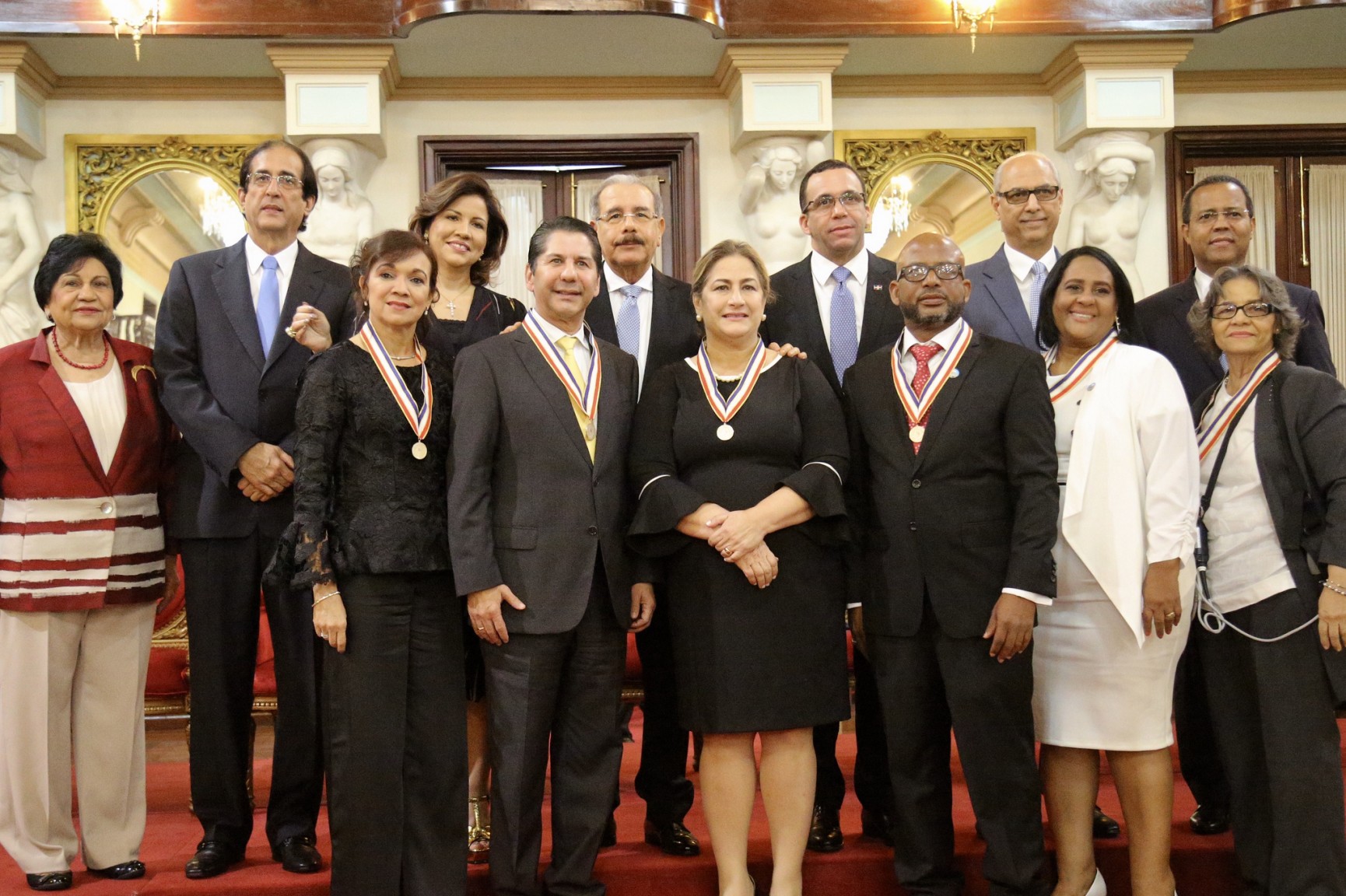 REPÚBLICA DOMINICANA: Presidente Danilo Medina impone Medalla a la Excelencia Magisterial a cuatro maestros y dos centros educativos