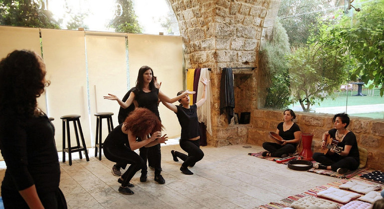 Líbano: cerrar las heridas de la violencia a través del teatro