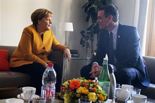 Pedro Sánchez junto a la canciller de Alemania, Angela Merkel