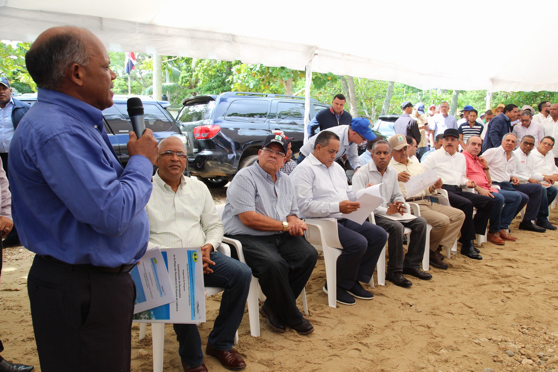 REPÚBLICA DOMINICANA: Visita Sorpresa: en beneficio 400 pescadores Cabrera y Río San Juan, Danilo dispone construcción rompeolas, crédito solidario y donaciones