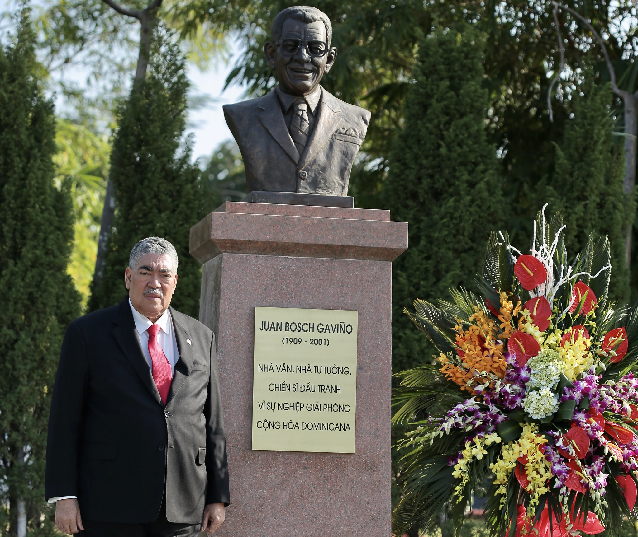 REPÚBLICA DOMINICANA: En Vietnam, Miguel Mejía deposita ofrenda floral en Monumento Profesor Juan Bosch y ofrece conferencia sobre política en América Latina