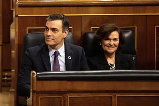 El presidente del Gobierno, Pedro Sánchez, y la vicepresidenta primera, Carmen Calvo, en la sesión de control al Ejecutivo