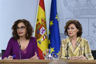 La portavoz del Gobierno, María Jesús Montero, y la vicepresidenta primera, Carmen Calvo