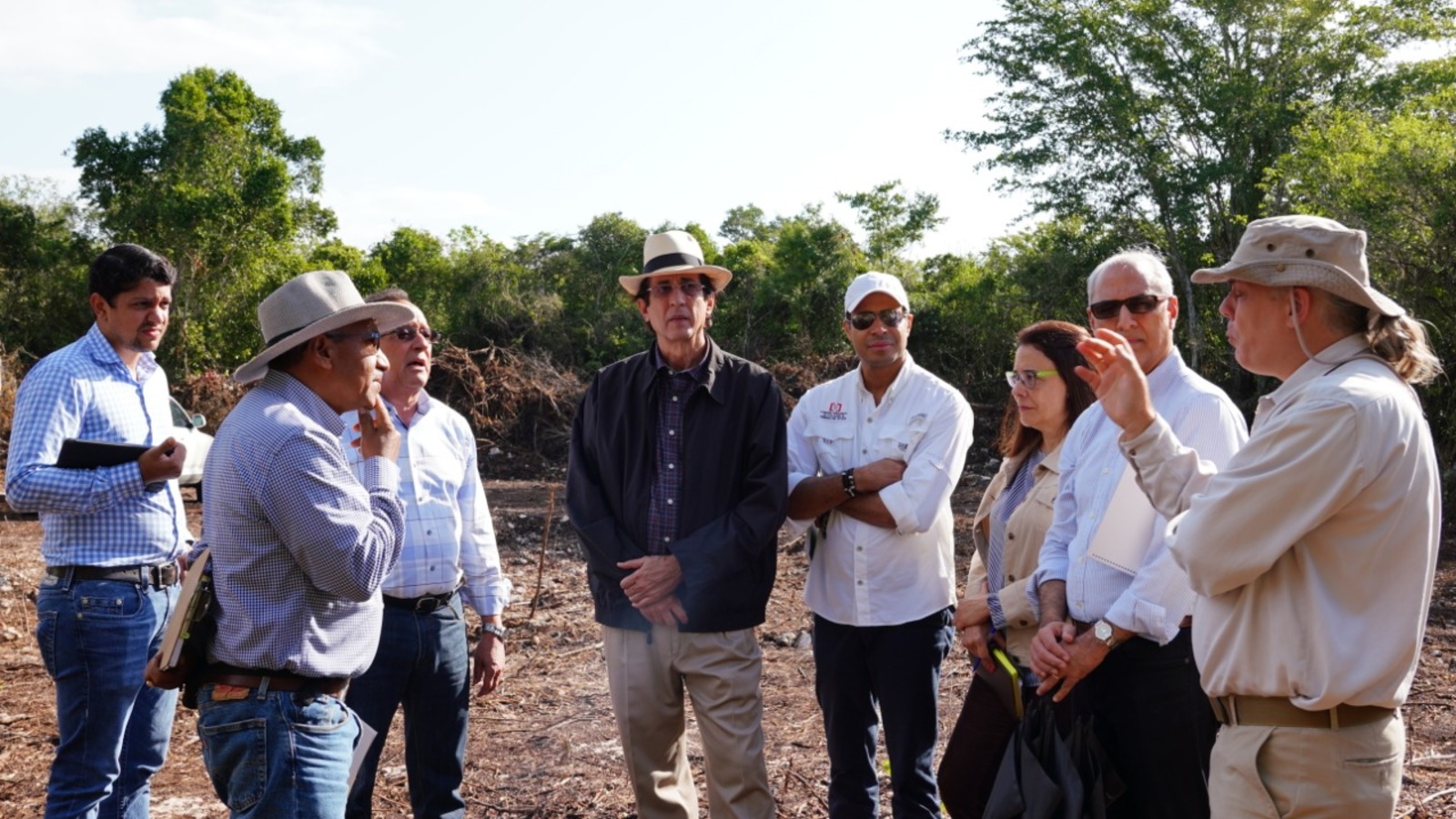 REPÚBLICA DOMINICANA: Comisión visita terreros donde se inició construcción proyecto hotelero Leaf Bayahíbe