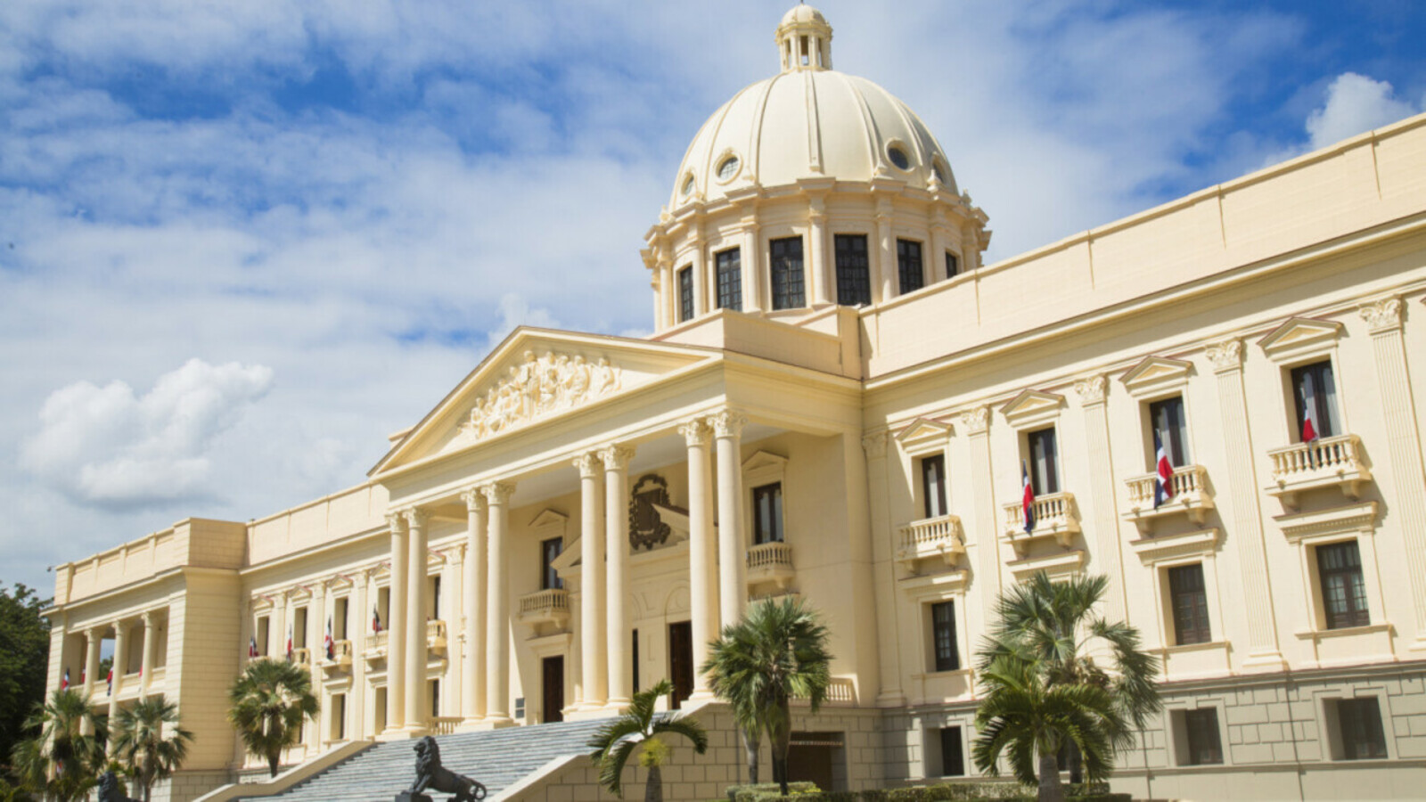 REPÚBLICA DOMINICANA: Presidente modifica decreto 135-20; permite circulación personas de industrias de alimentos, energía, agua, puertos y aeropuertos