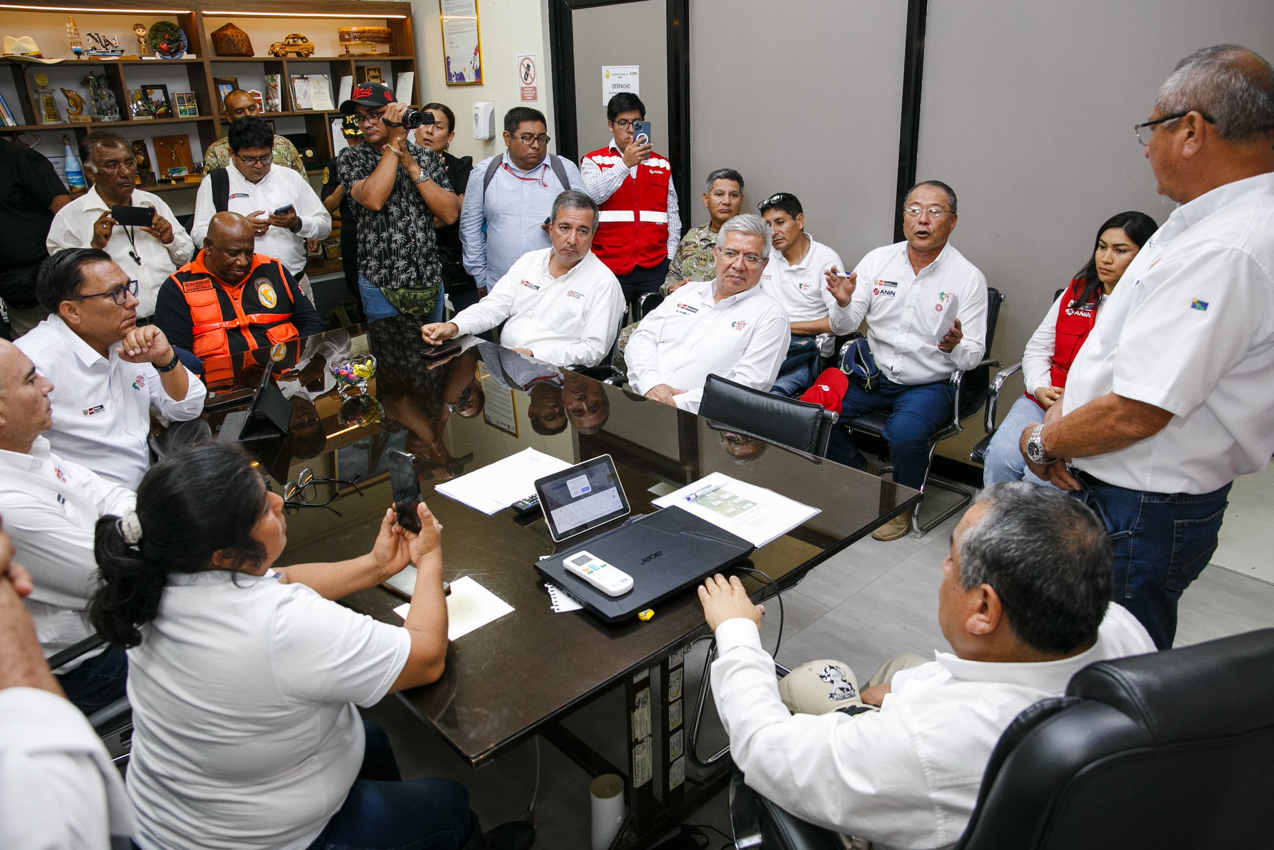 Ministro de Defensa participa en reunión de coordinación ante lluvias intensas en Tumbes Ministro de Defensa participa en reunión de coordinación ante lluvias intensas en Tumbes