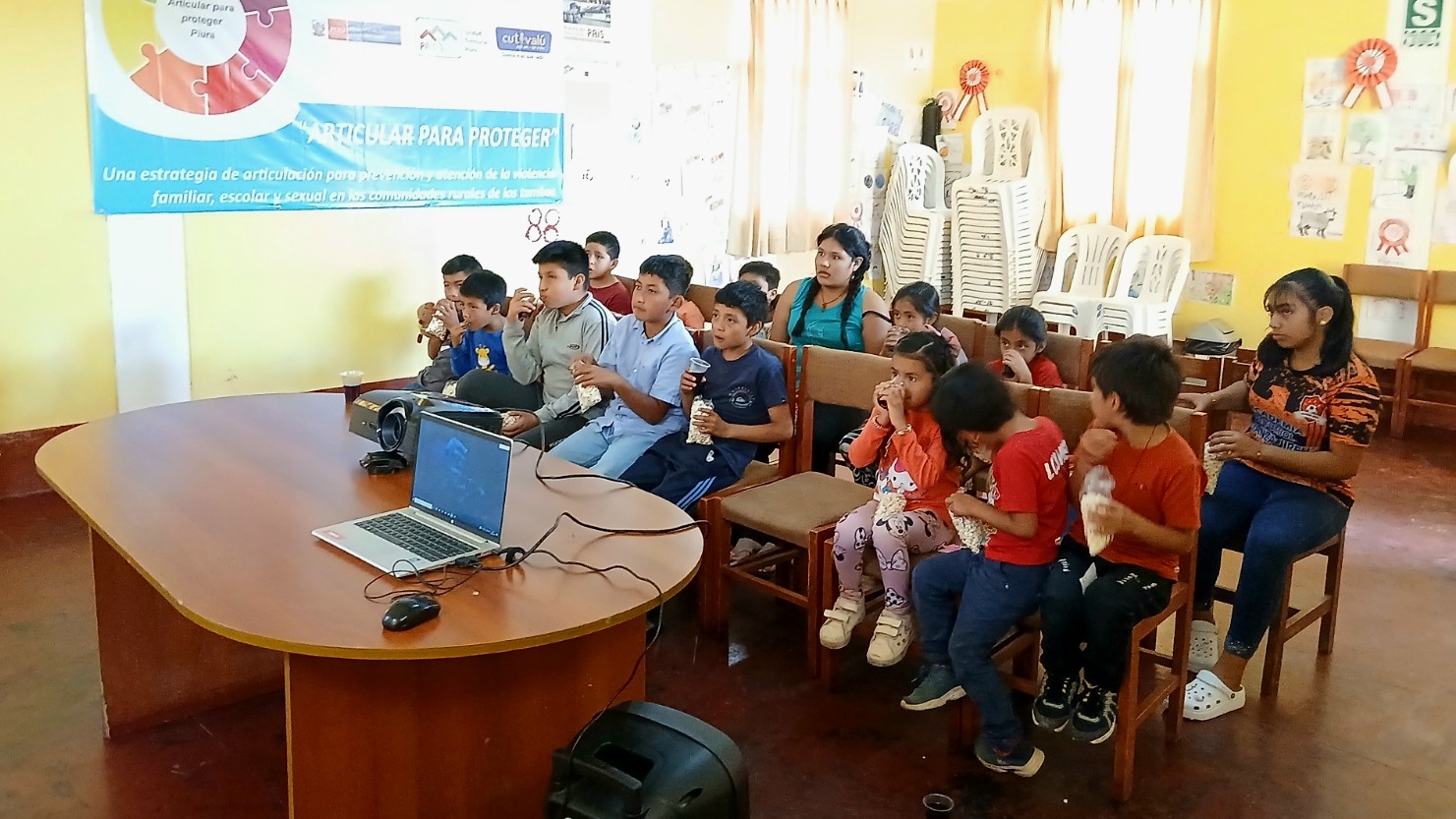 Niños y adolescentes aprenden valores a través de películas proyectadas en los Tambos del Programa PAIS del Midis