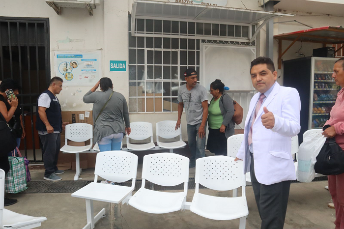 Dr. Saúl Milian Correa Director Ejecutivo llevó a cabo la instalación de 28 sillas reparadas y reacondicionadas para el Hospital