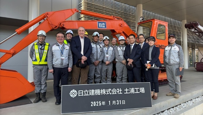 Embajador del Perú Visita Fábricas de Hitachi para Fortalecer Vínculos Comerciales