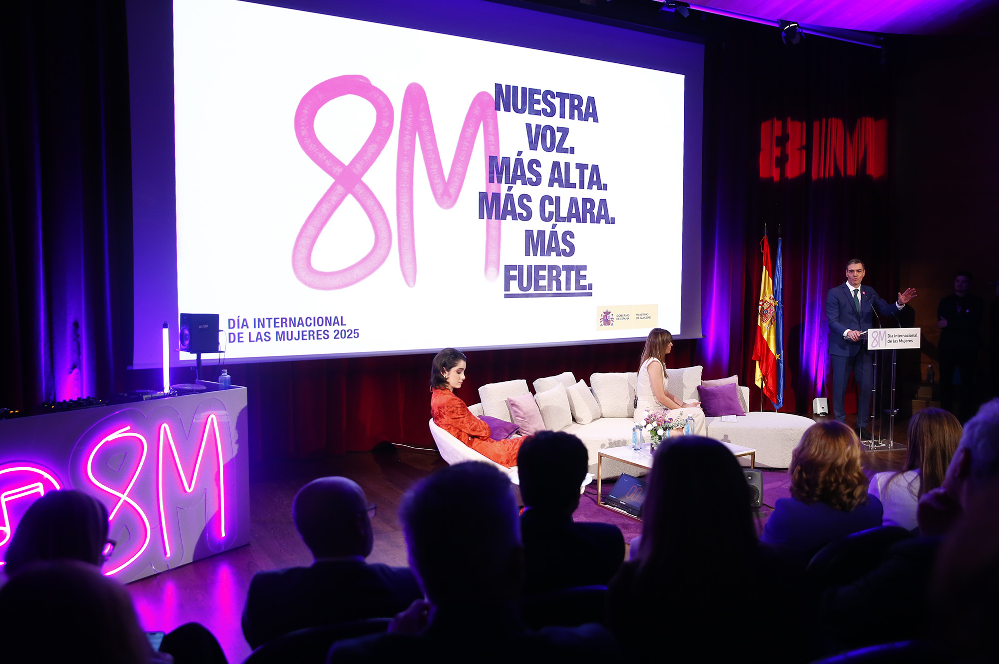 Pedro Sánchez: "No podemos dar ni un paso atrás" en la lucha feminista, "frente a quienes quieren retrasar el reloj de la historia"