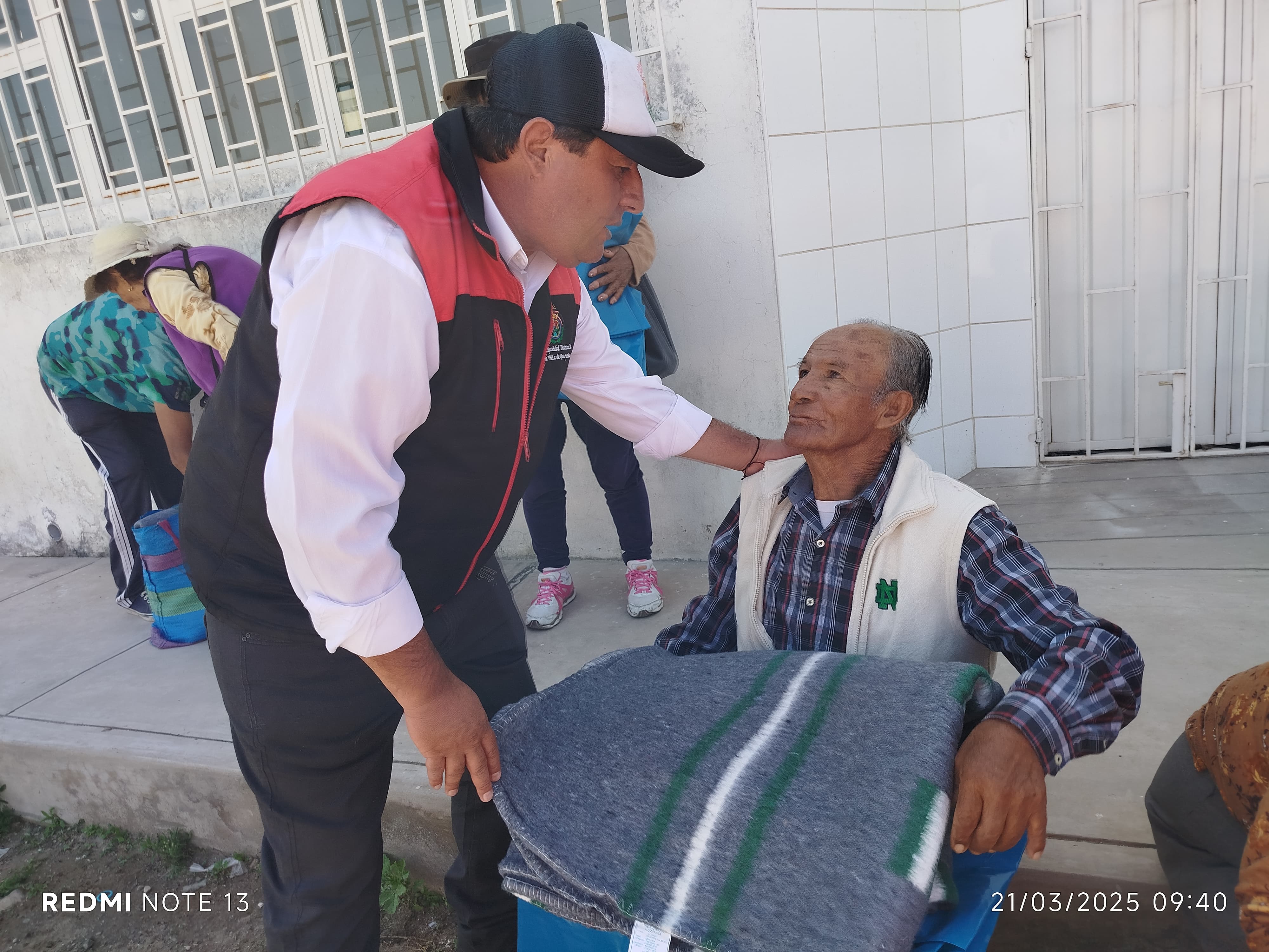 Alcalde entrega frazadas, cajas de agua y plástico a adultos mayores . Alcalde entrega frazadas, cajas de agua y plástico a adultos mayores .