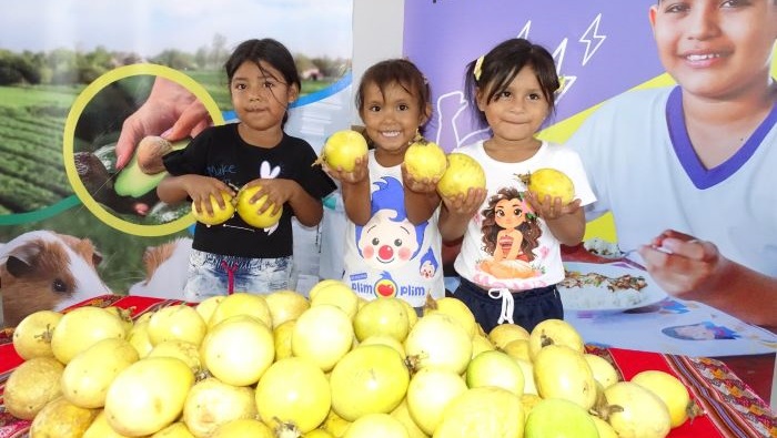 Wasi Mikuna en coordinación con la Municipalidad Distrital de Nuevo Chimbote entregan 100 kilos de maracuyá a escuelas usuarias