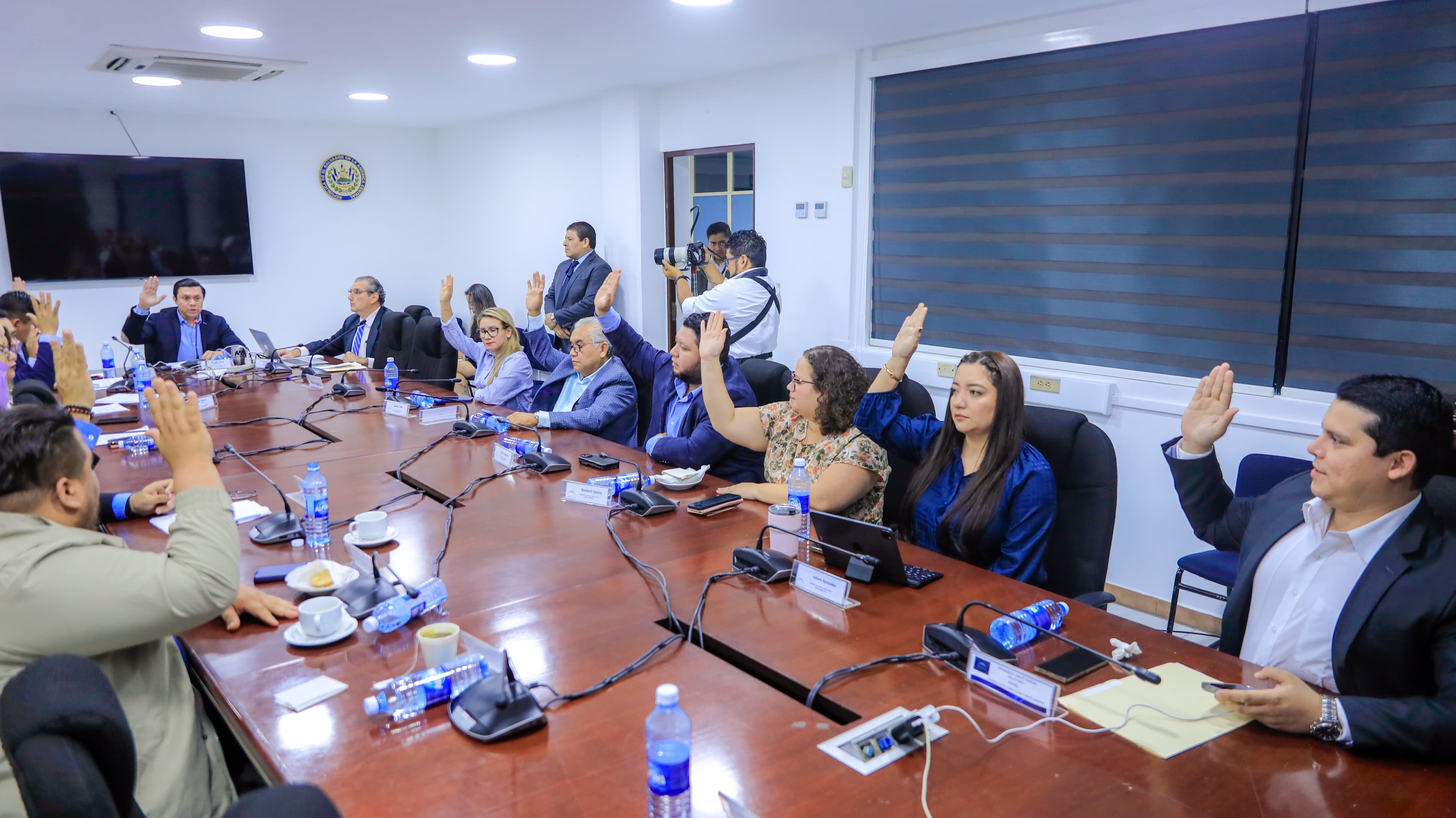 Diputados buscan evitar peligros asociados a productos para el consumo humano