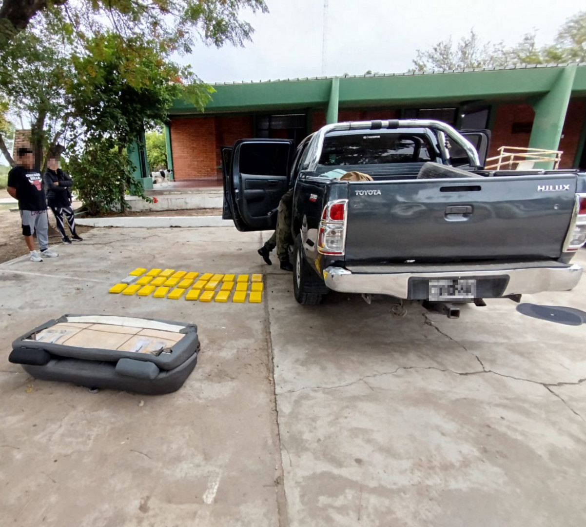Salta: Quitan los Asientos Traseros de una Camioneta y Descubren UN Doble Fondo en el Piso con 31 Kilos de Cocaína