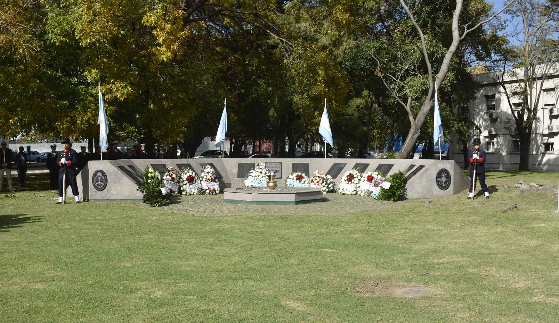 La Armada Argentina Homenajeó a los Marinos Mercantes y Prefectos Navales Caídos en Malvinas