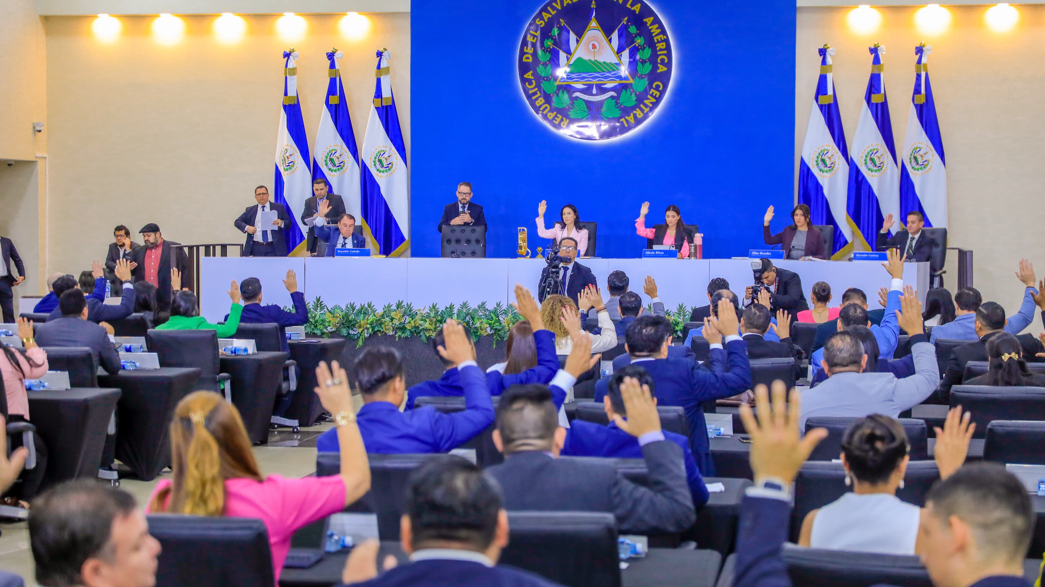 Aprueban iniciativas para impulsar vivienda social y facilitar conectividad aérea