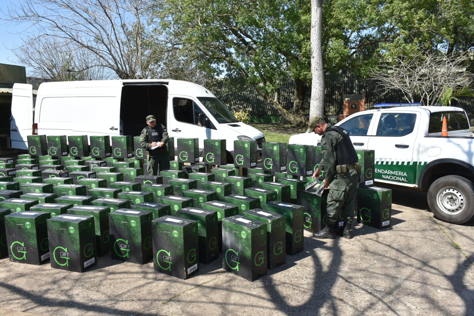 Corrientes: Evadieron Control de la Fuerza y Luego de UN Operativo Cerrojo, Fueron Aprehendidos con 60.000 Atados de Cigarrillos