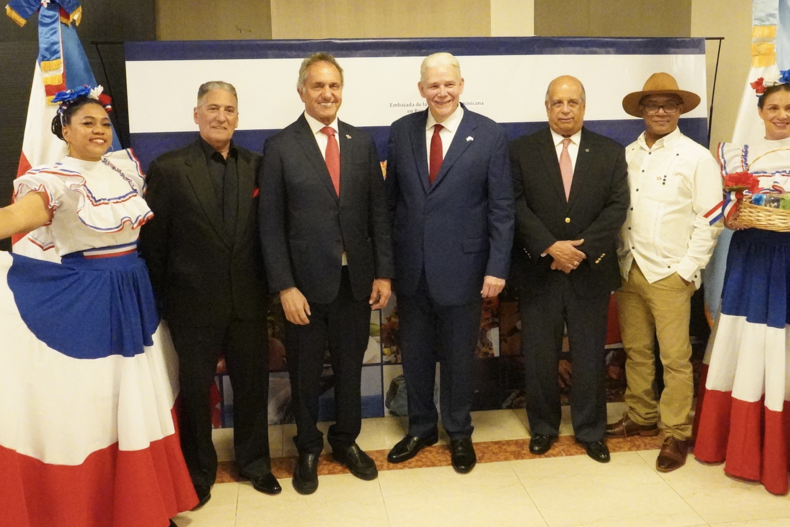 Scioli participó en el inicio de la Semana Dominicana en Argentina