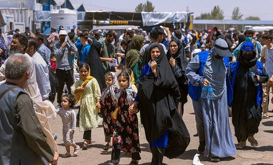 Prohibición de que las mujeres trabajen afecta la asistencia humanitaria en Afganistán