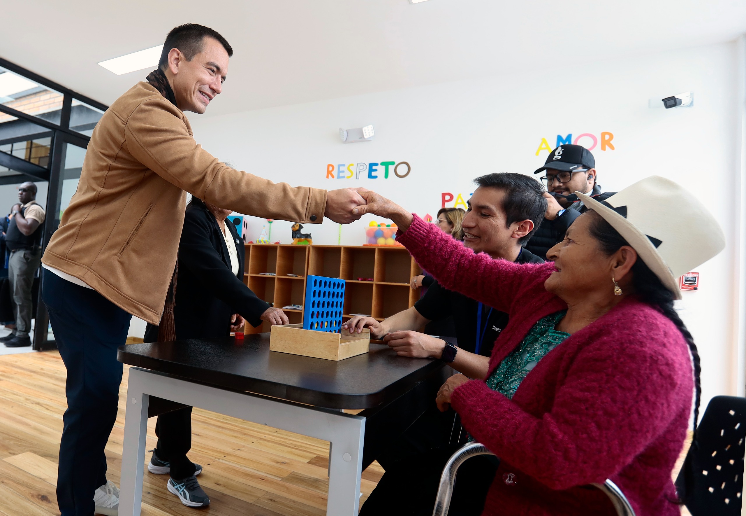 Gobierno de Daniel Noboa entrega centro gerontológico en Azuay y anuncia tres nuevos centros de atención social para la provincia