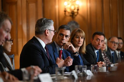 Sánchez y el primer ministro británico mantienen una reunión con un grupo