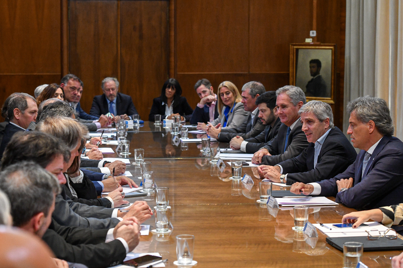 Luis Caputo se reunió con representantes de aseguradoras