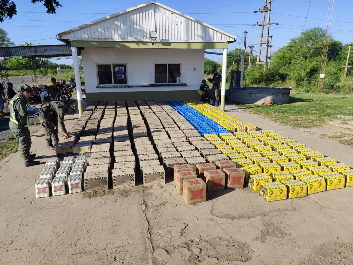 Formosa: personal de la fuerza incautó 7.596 latas y botellas de cerveza trasladadas de contrabando