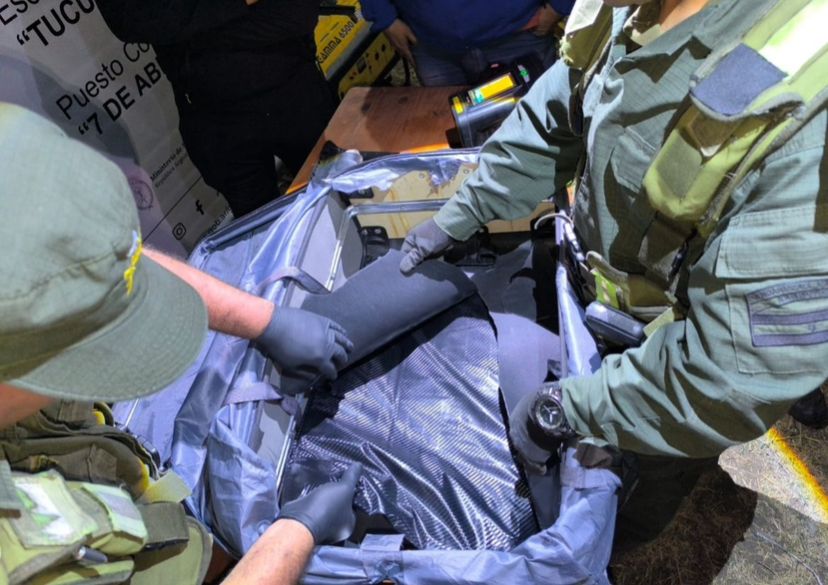 Tucumán: incautan valija con 3 kilos de cocaína oculta en un doble fondo