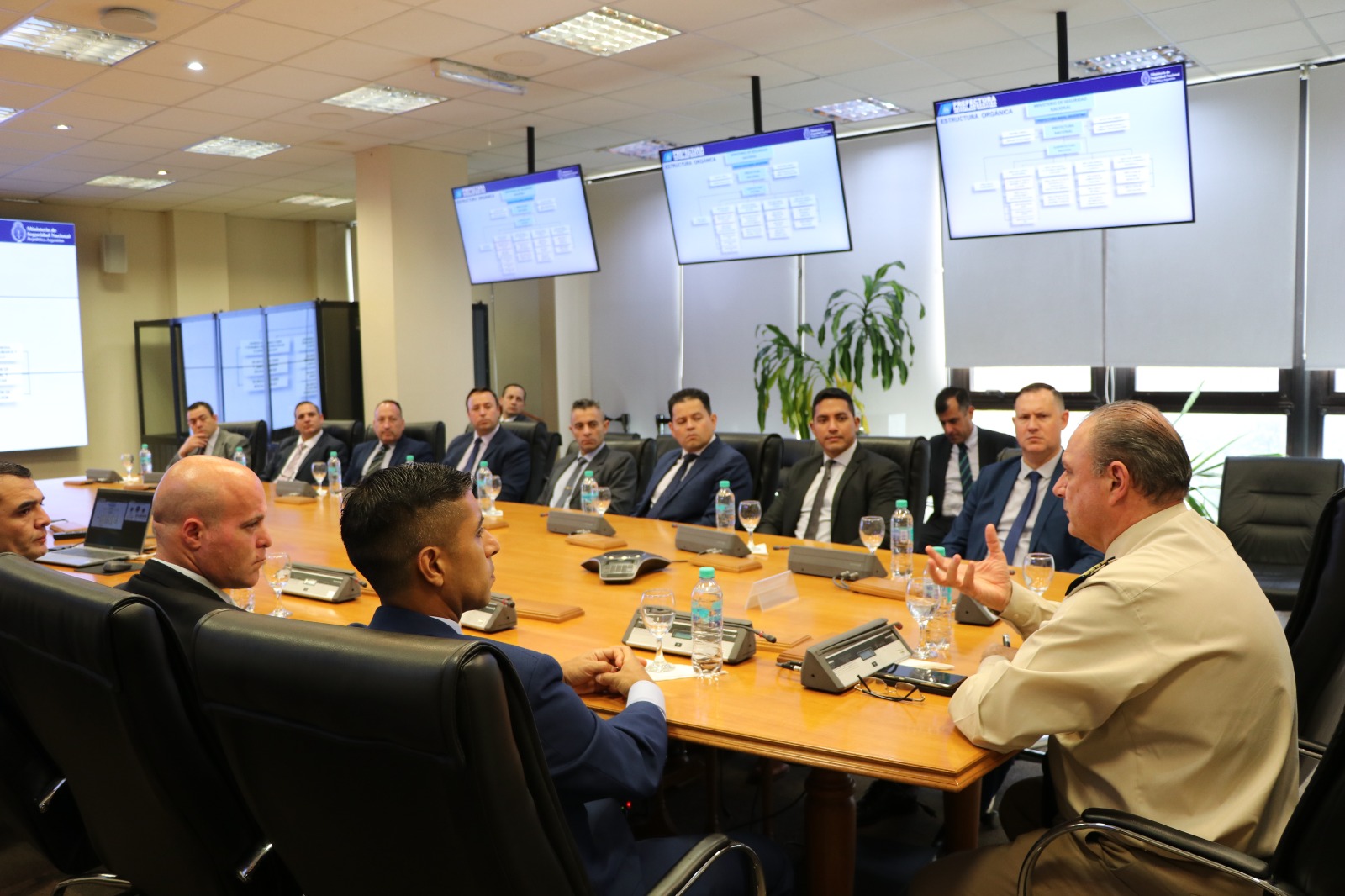 Gendarmería Nacional realiza visita institucional a la Dirección de Tráfico Marítimo